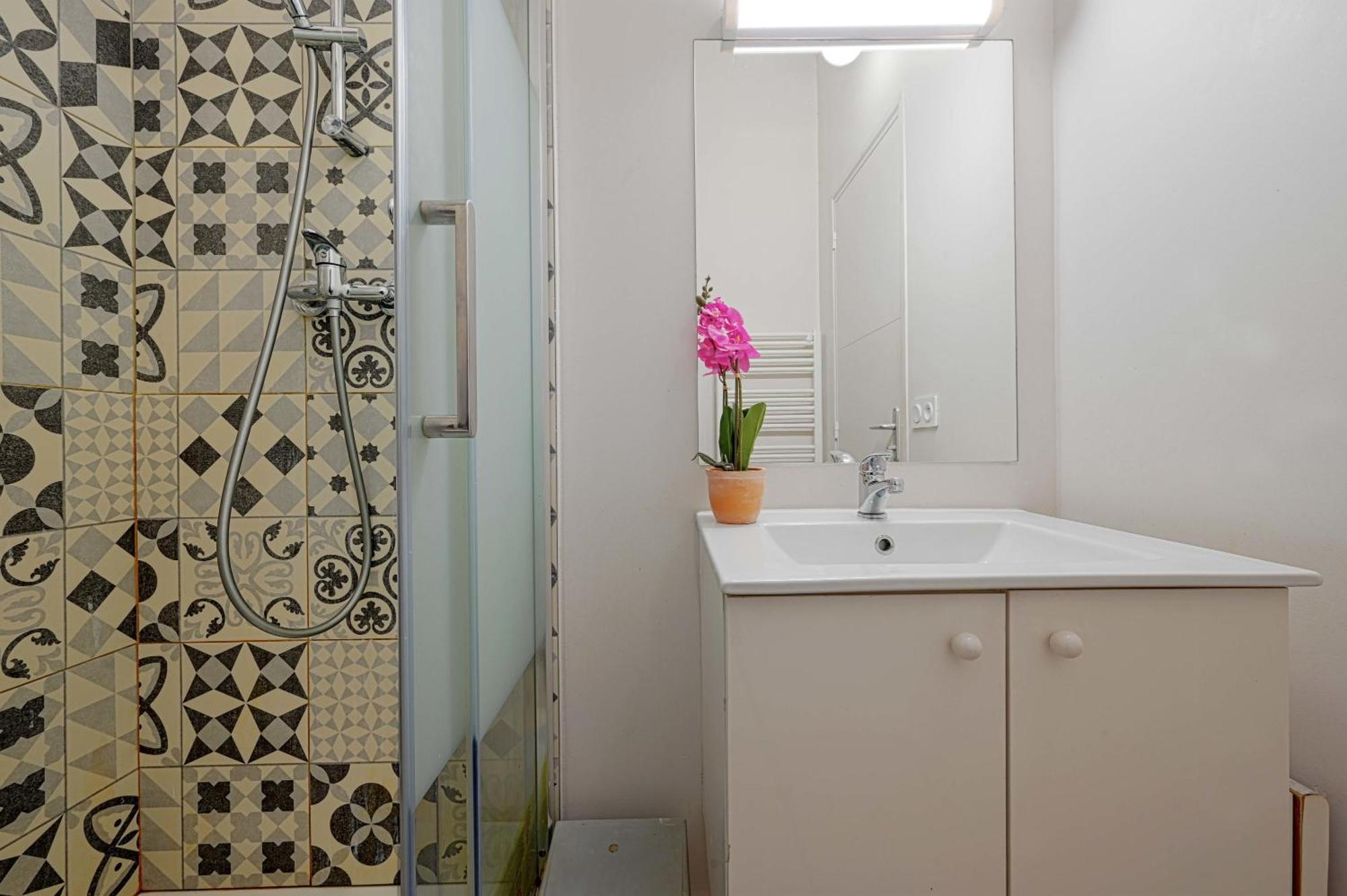 2 Bed Modern Fully Furnish Flat,close To Buttes Chaumon Park * Parigi